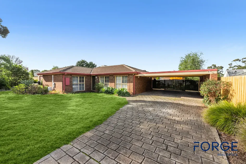 Melton West 5房 宽敞745sqm地块 便捷Woodgrove商圈 五房四卫设计 全年舒适冷暖 大型低维护后院 双门侧通道停车 Please note the property is currently occupied by a tenant under an informal arrangement.