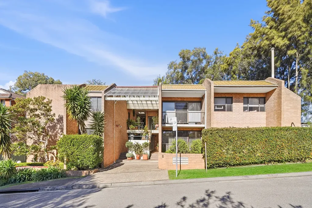 Refreshed courtyard apartment in convenient locale