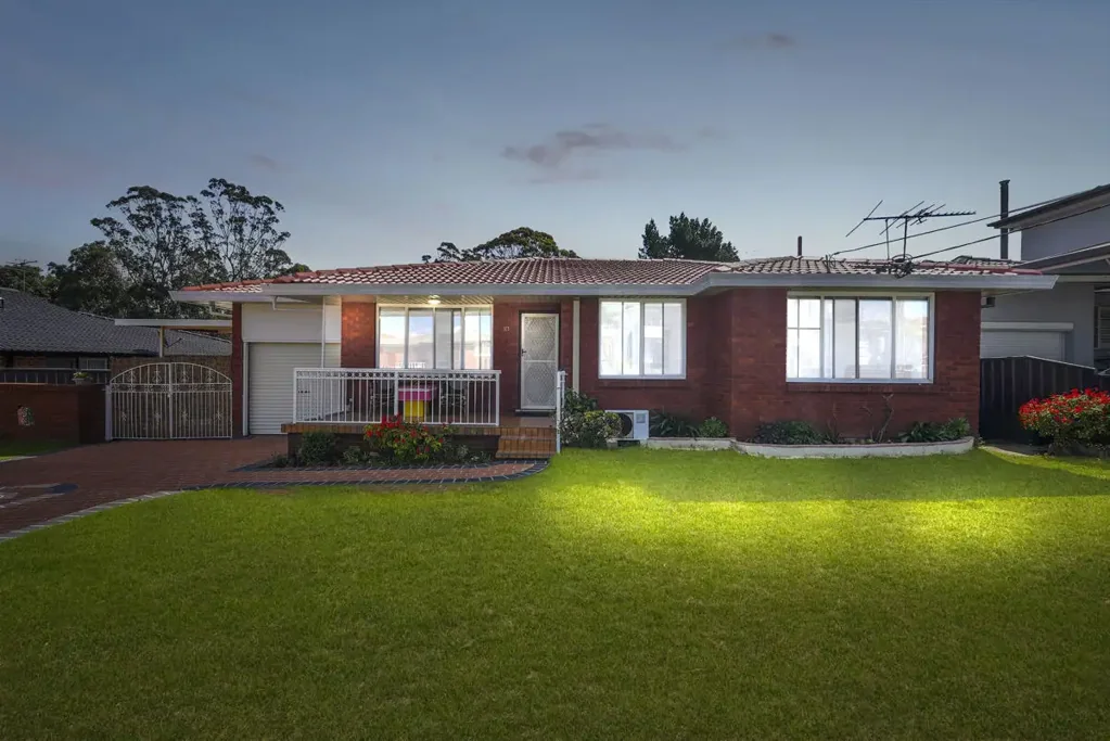 Greystanes 3ਬੈੱਡਰੂਮ WIDE FRONTAGE, BACKING ONTO PARKLAND - OPEN TO VIEW SAT 06/09/2025 @ 3-3.30PM