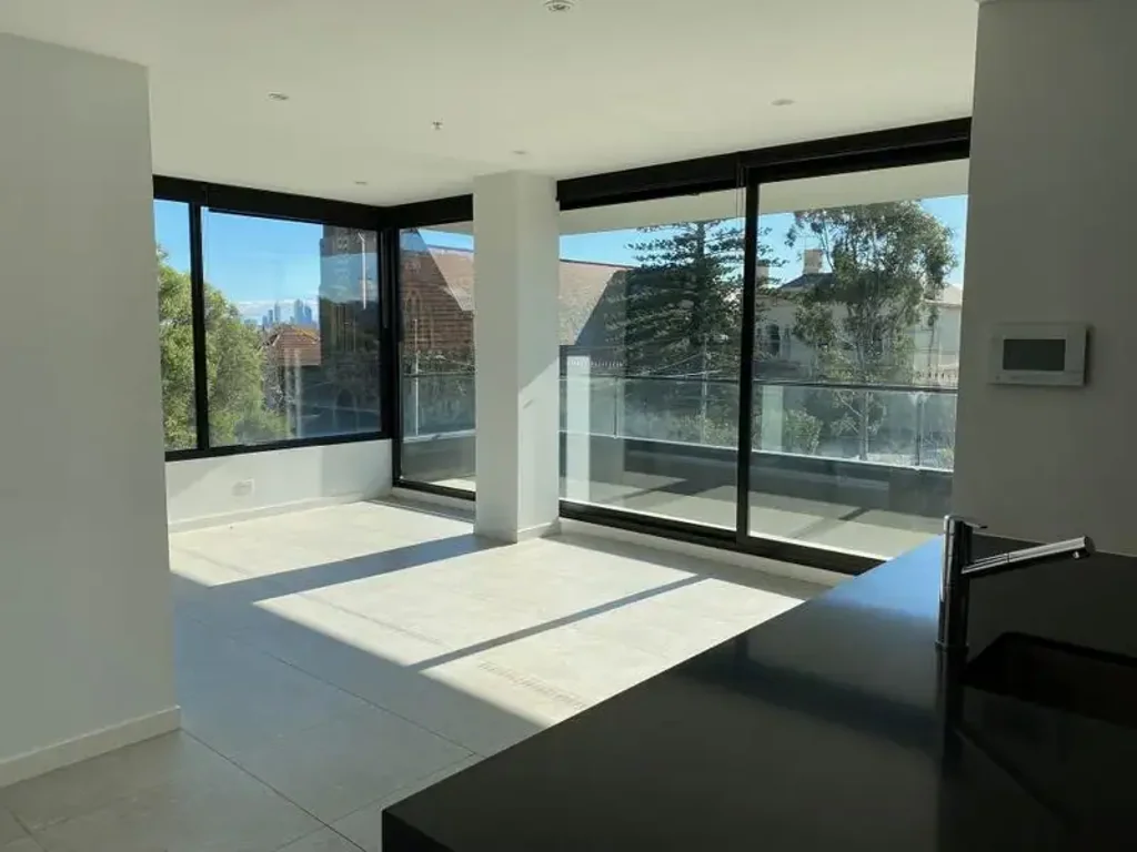 Immaculately Presented Executive Apartment with City Views