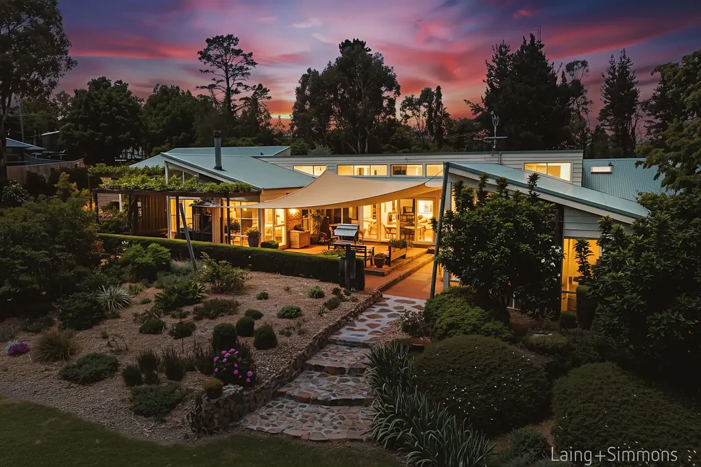 Armidale 5房  Exceptional Family Home Combining Modern Design, Energy Efficiency, and Breathtaking Gardens