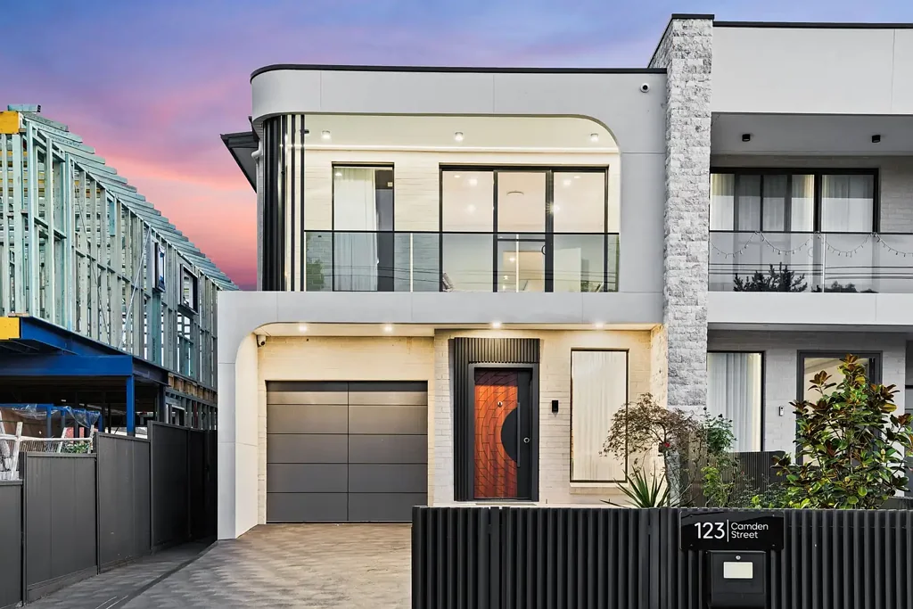 Fairfield Heights 6房 宽敞470sqm地块 5卧5卫带工作室 现代厨房5炉头 中央空调 安全车库 便捷Fairfield CBD Elegant Interiors, Expansive Living & A Self-Contained Studio