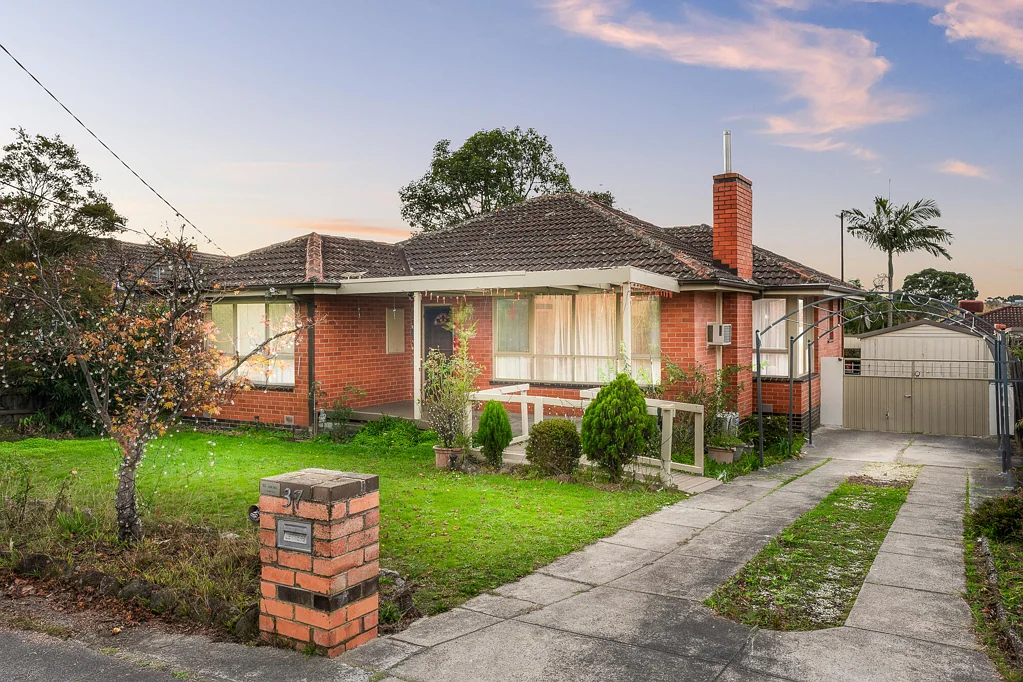 Nunawading 5房 五卧宽敞之家 优越家庭环境 双车库便利 采光充足室内 宜人户外空间 宁静理想位置 Spacious Family Living in a Sought-After Nunawading Location