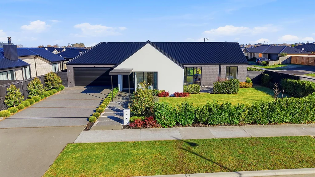 Lincoln 4 Bedroom Sun-Filled From Sunrise to Sunset!!