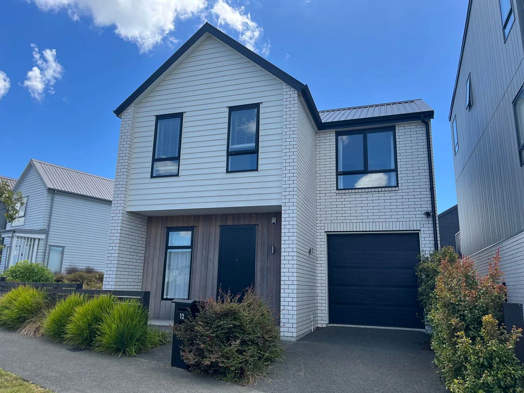 MODERN 5 BEDROOM HOME