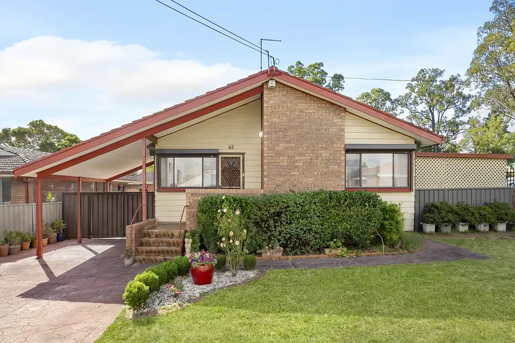 Doonside 3房 595 sqm宽敞地块 邻近Crawford公立学校 特色timber厨房 多顶棚娱乐区 精心维护木地板 Character Filled Family Home Situated on 595sqm & 1 Minute walk to Crawford Public School! - Potential to add Granny Flat! (S.T.C.A.)