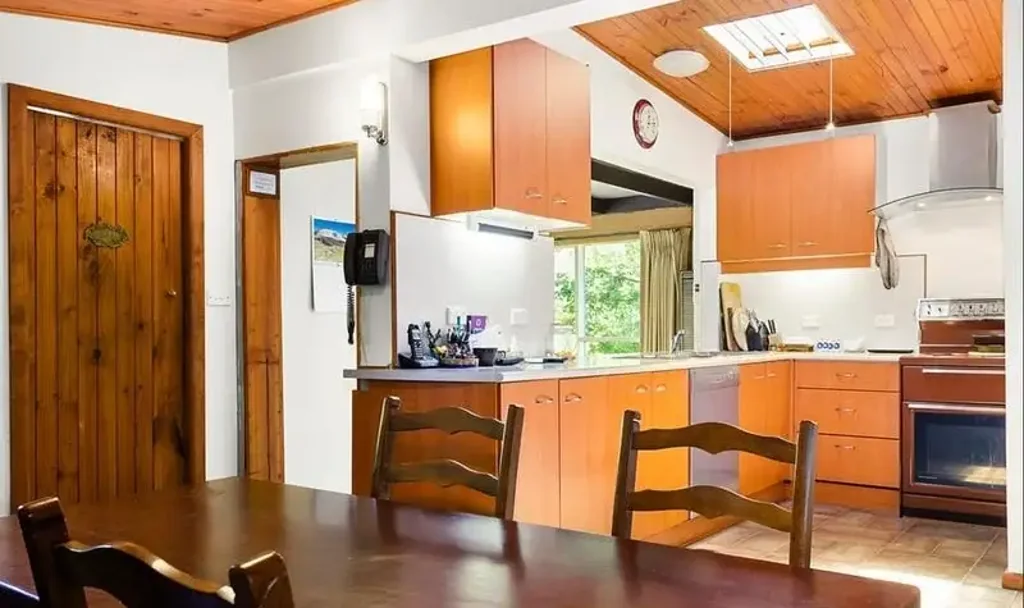 Mitcham 3Kwarto Blank Canvas or an Existing Home With Approved Plans For One, Double-storey Dwelling At The Rear!