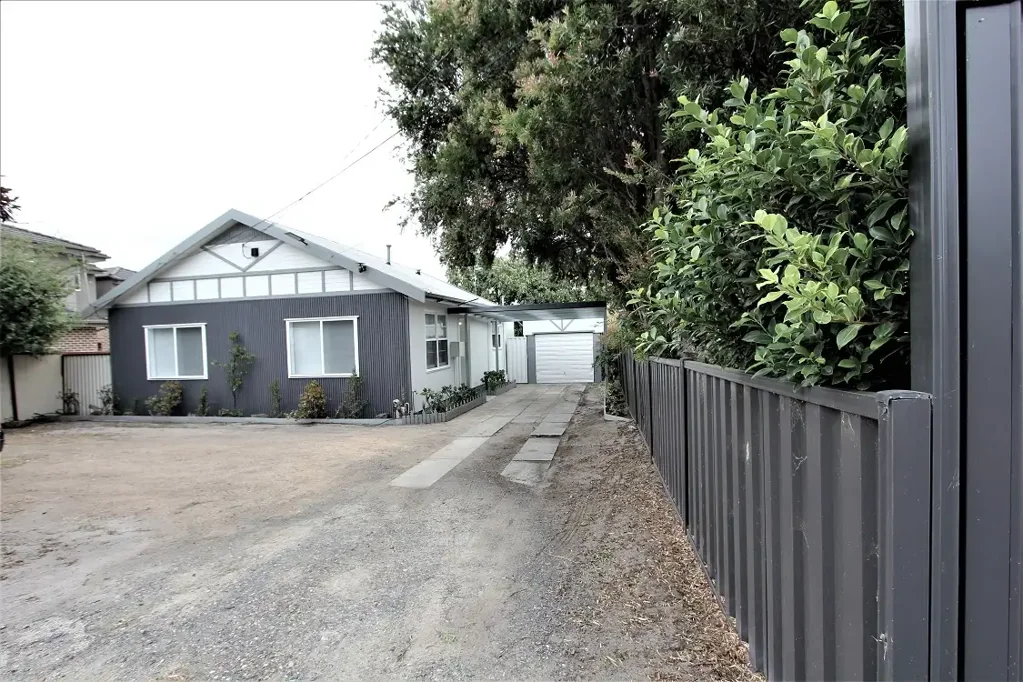 Springvale South 4ਬੈੱਡਰੂਮ Recently Renovated Family Home: - Perfect Location with Great Potential for a Home Business