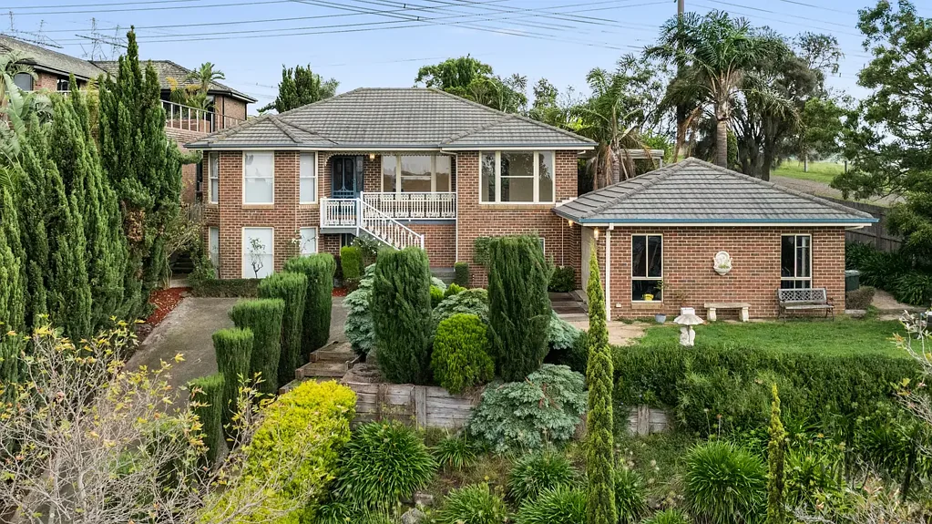Epping 5房 壮丽城市景观 1046平米土地 独立1卧单元 豪华主卧套间 私密花园娱乐区 中央冷暖空调 不锈钢电器 太阳能电池板 大型双车库 地段便利核心 A Grand Family Sanctuary with City Views on 1,046m2 (Approx.)