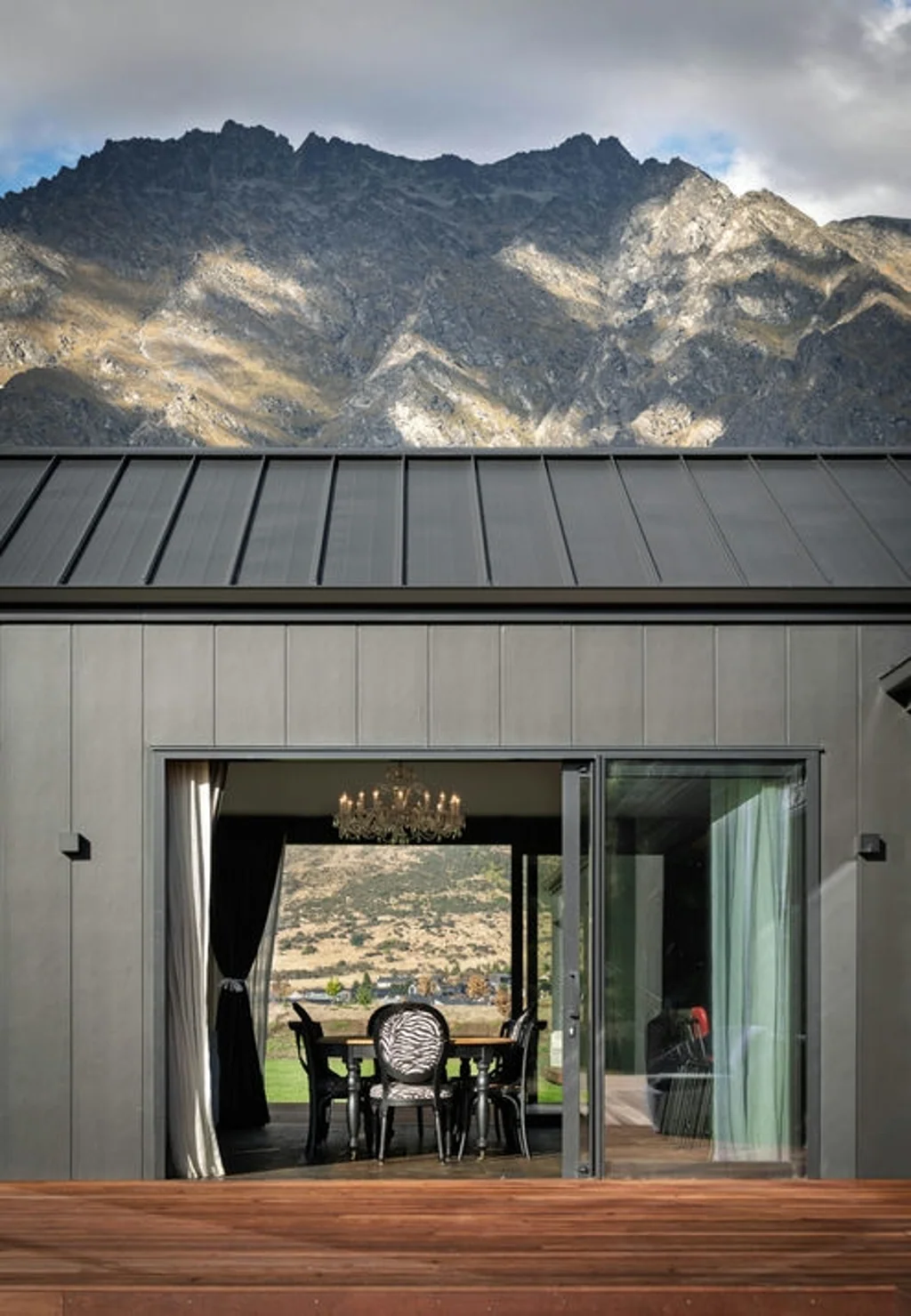 Jacks Point 5બેડરૂમ Architectural Elegance by Danny Kissell | Grand Estate with Iconic Mountain Views & Luxury Living