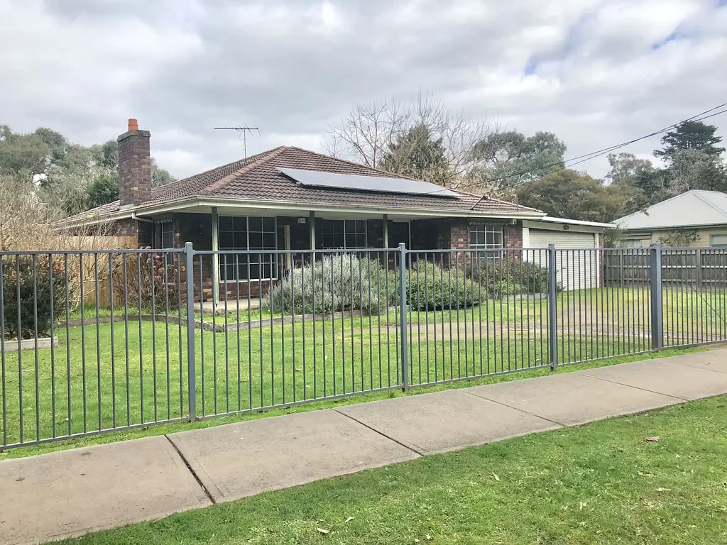 SPACIOUS & CONVENIENT! GREAT LOCATION.