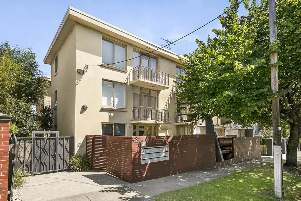 Modern 1 Bedroom Apartment with Parking