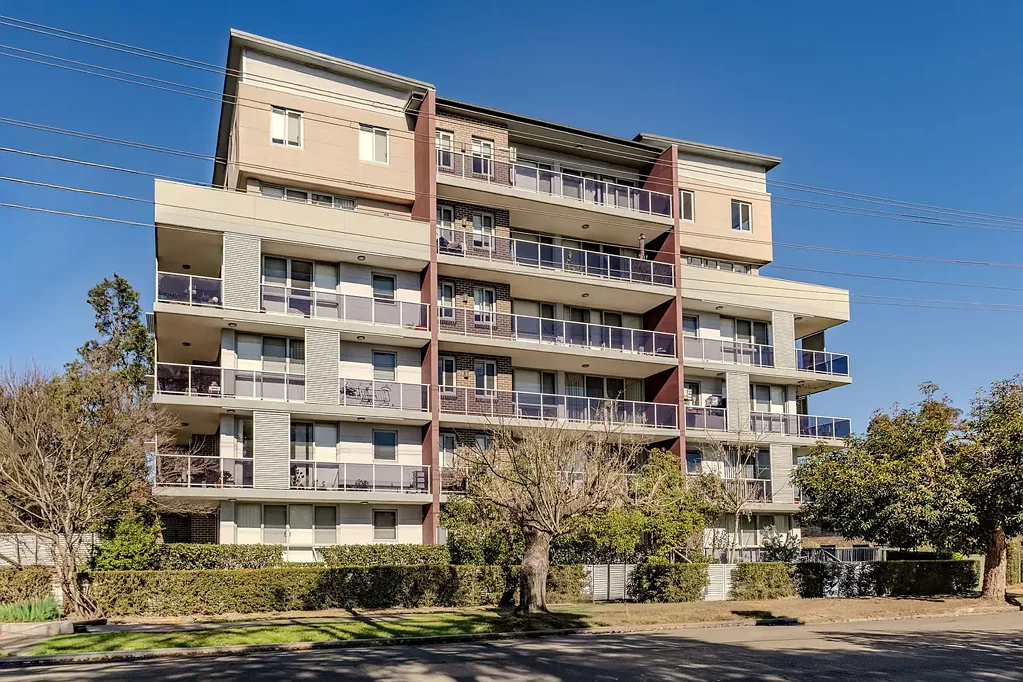 Ground floor modern 2 bedroom unit, handy location!!