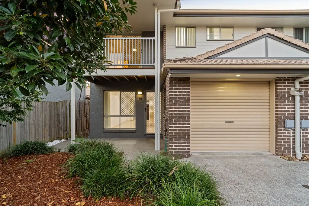 Goodna 3غرفة نوم Renovated Townhouse with Side Access - Vacant Position -  Move-in ready with nothing more to spend - Call Sam Maleki