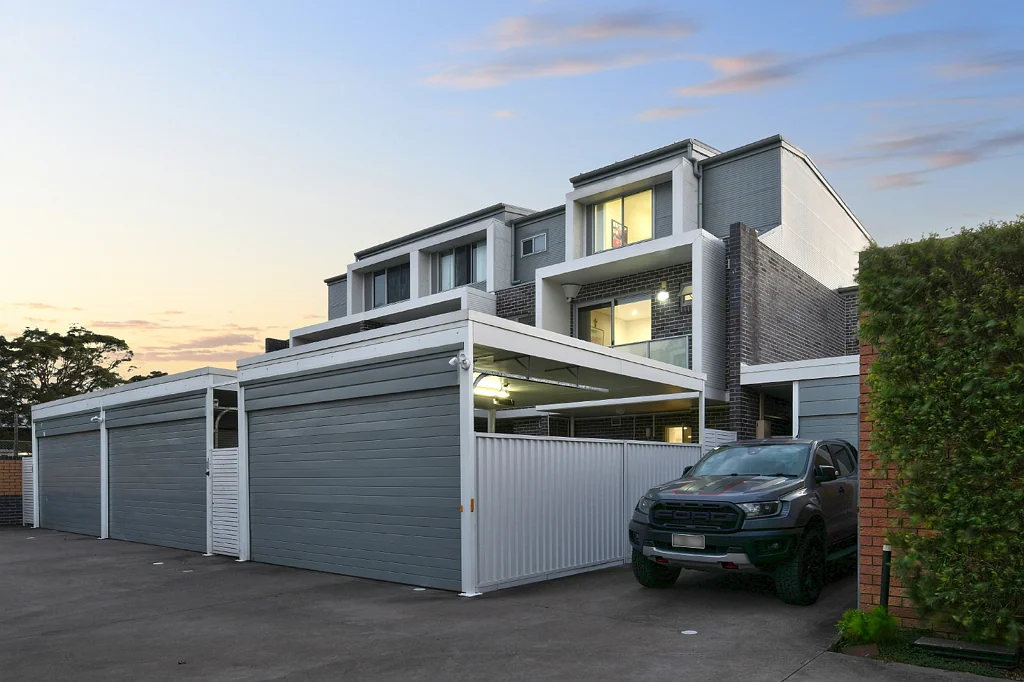 Mascot 4બેડરૂમ Contemporary Tri Level Townhouse In A Boutique Collection