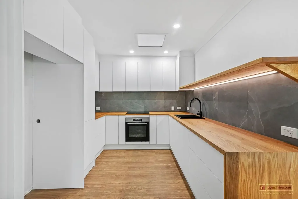 Renovated 3 Bedroom Family Retreat with Bedroom with Pool, Tennis Court & Creek Access