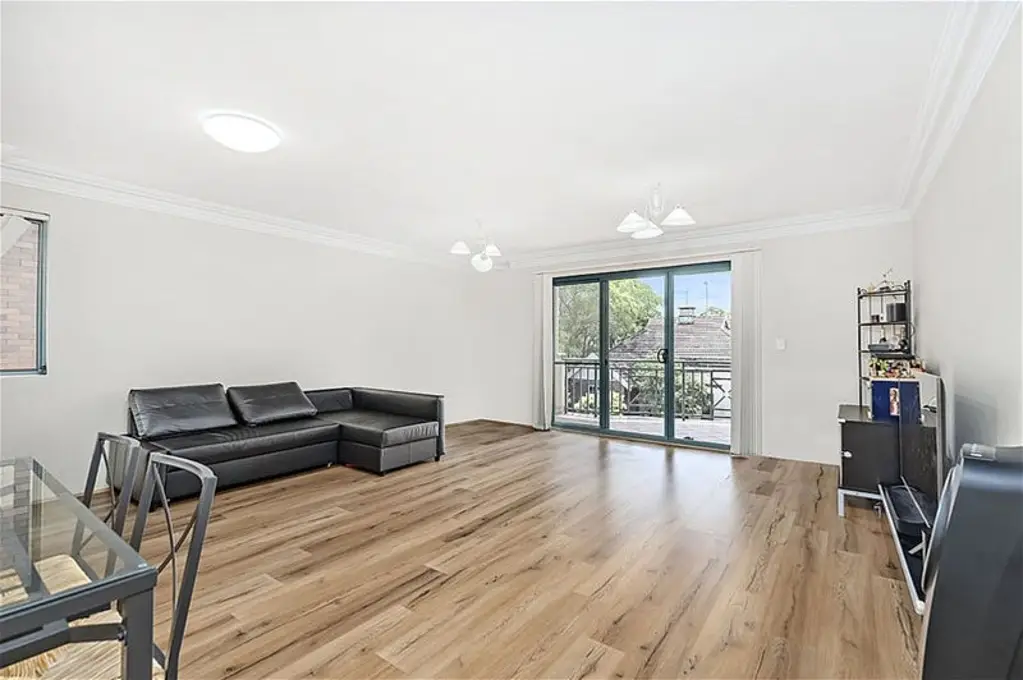 Burwood 2房 Burwood核心两居室 300米至火车站 步行即达购物中心&超市 名校环绕 宽敞卧浴 高质装潢 投资回报率高 Location! Huge Space! Low Maintenance! - PREMIER LOCATION | Solid Modern Two Bedroom Apartment