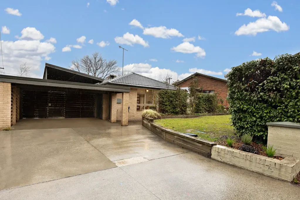 Gowrie 4ห้องนอน Renovated Family Living with Exceptional Outdoor Entertaining