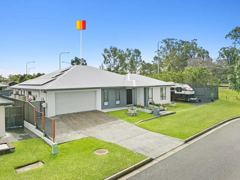 Pimpama 4房  MODERN FAMILY LIVING WITH DUAL MASTER SUITES, MINERAL POOL & PREMIUM UPGRADES