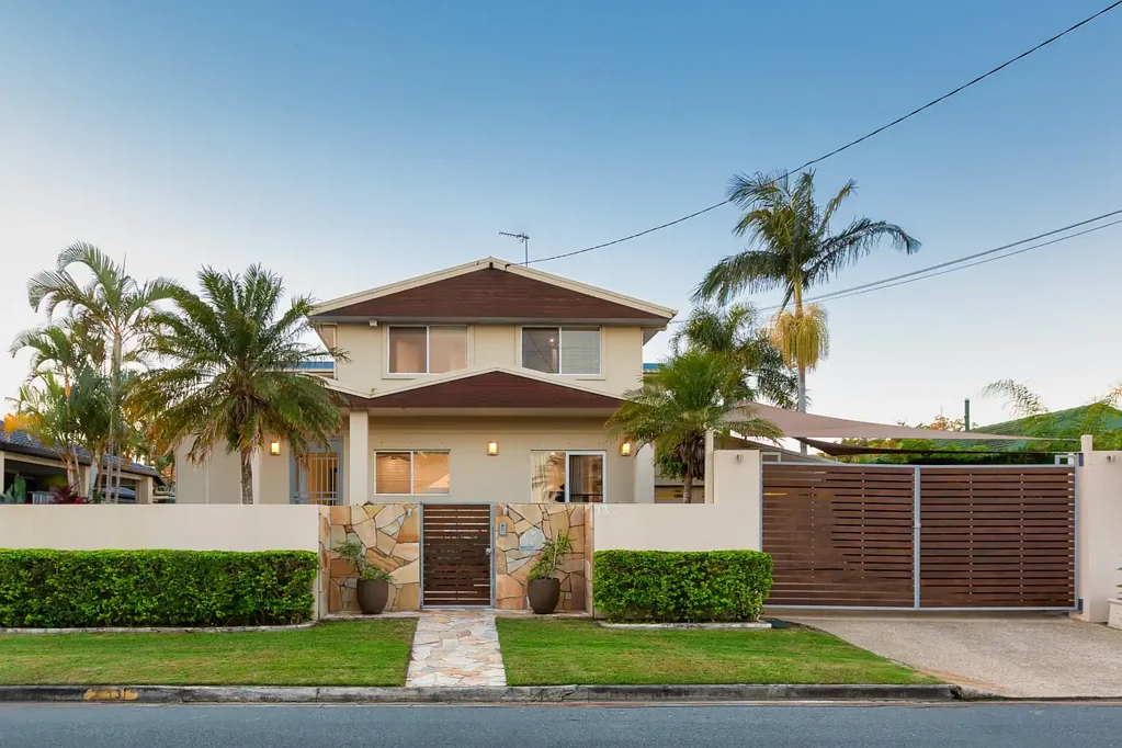 Runaway Bay 4ਬੈੱਡਰੂਮ Dual living family home in a great location – Walk to the water!