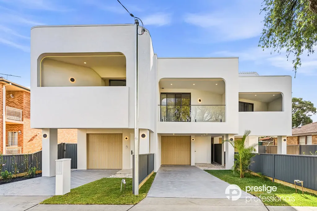Moorebank 5房 建筑师设计 5卧带步入式衣帽间 主卧带套间 开放式采光起居区 石材台面厨房 全屋中央空调 安全车库 精致户外休闲区 地理位置优越 Choice of 3 Luxury homes with No Strata