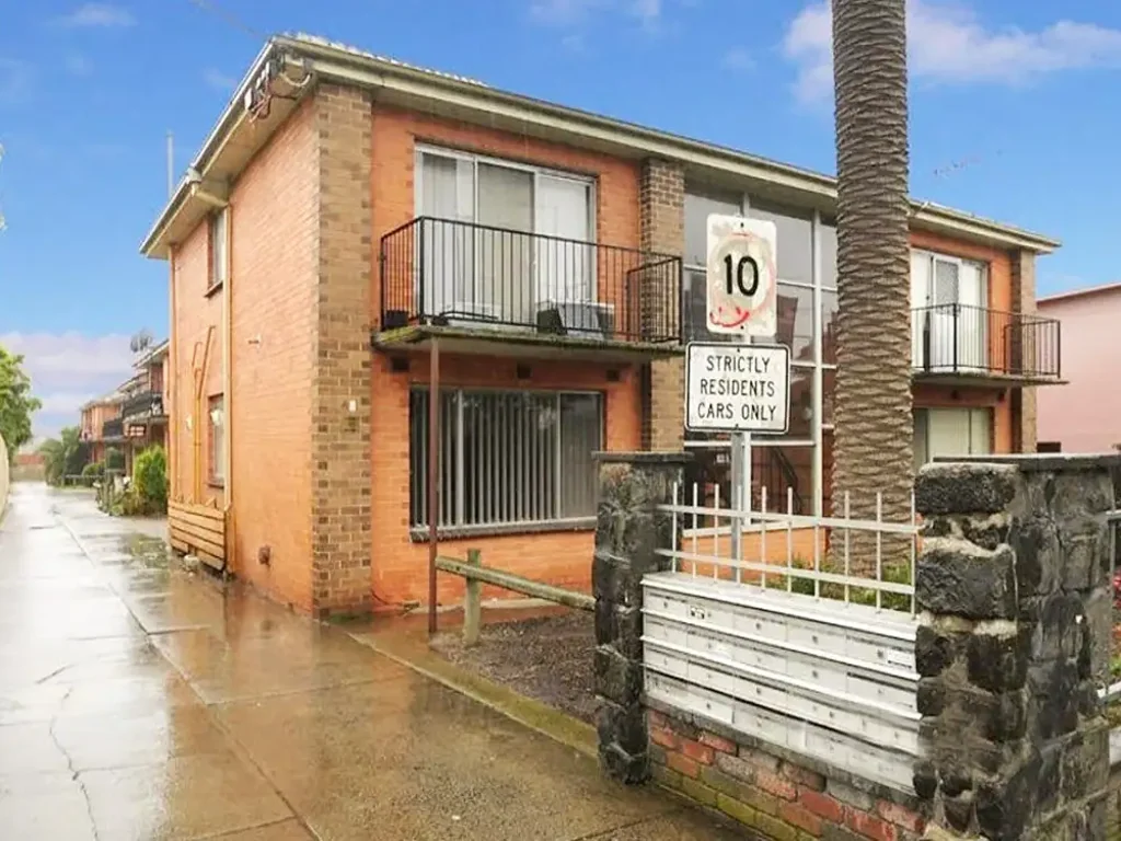 Modern unit in Central Dandenong!