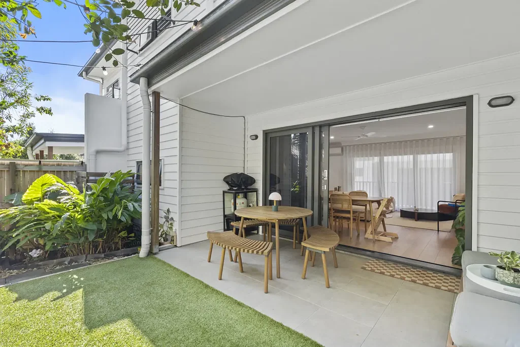 Annerley 3房 Annerley中心联排别墅 开放式木地板起居空间 双车库带储物 石材台面厨房 主卧带套间阳台 步行至Fairfield车站商圈 Stunning Near New Three Storey Townhouse