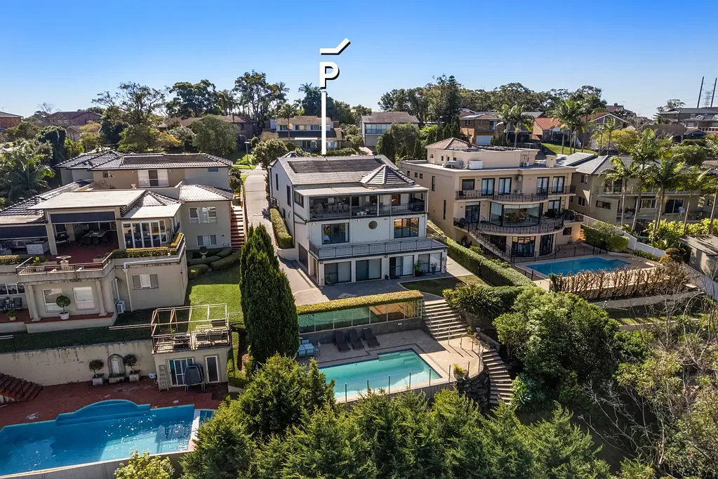 Alfords Point 5房 卓越的家庭生活，坐拥迷人丛林景观 Exceptional Family Living with Stunning Bushland Views