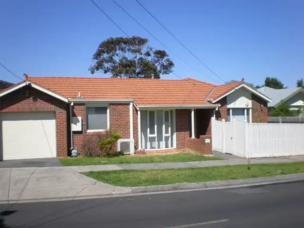 Just a short walk to the Gilbert Road tram this lovely 2 bedroom home is perfectly positioned in prime location.