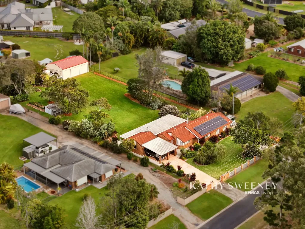 Burpengary 4房 占地 3,010 平方米，带三车位棚屋的精心维护住宅 Beautifully Maintained Home on 3,010m2 with 3 Bay Shed