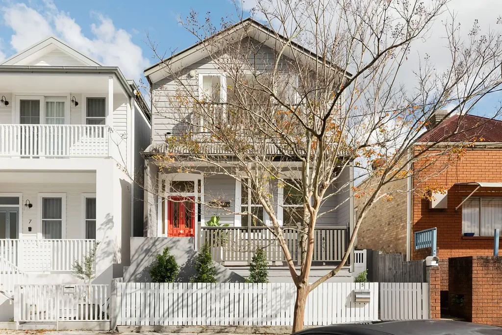 Lilyfield 4房 独立特色屋 时代特色现代增建 双通道土地 后门通道停车 独立起居空间 公园轻轨便捷 学区房优位 Substantial freestanding family house in peaceful setting