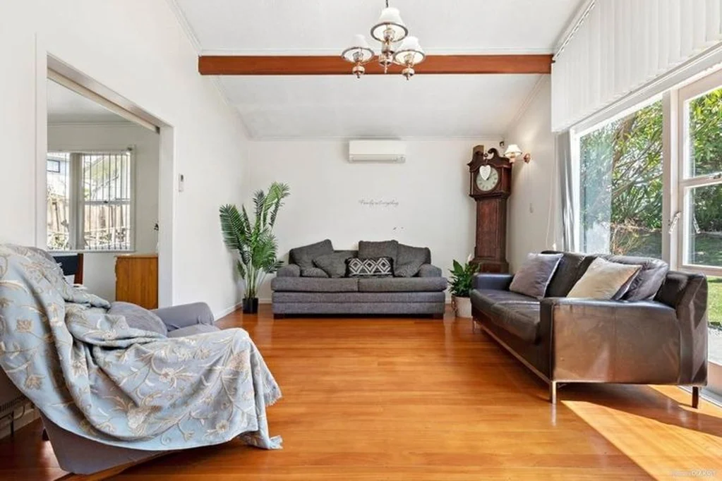 One private rooms available now – fully furnished