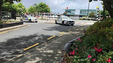 奥克兰西区突发治安事件，一人倒地，武装警察响应