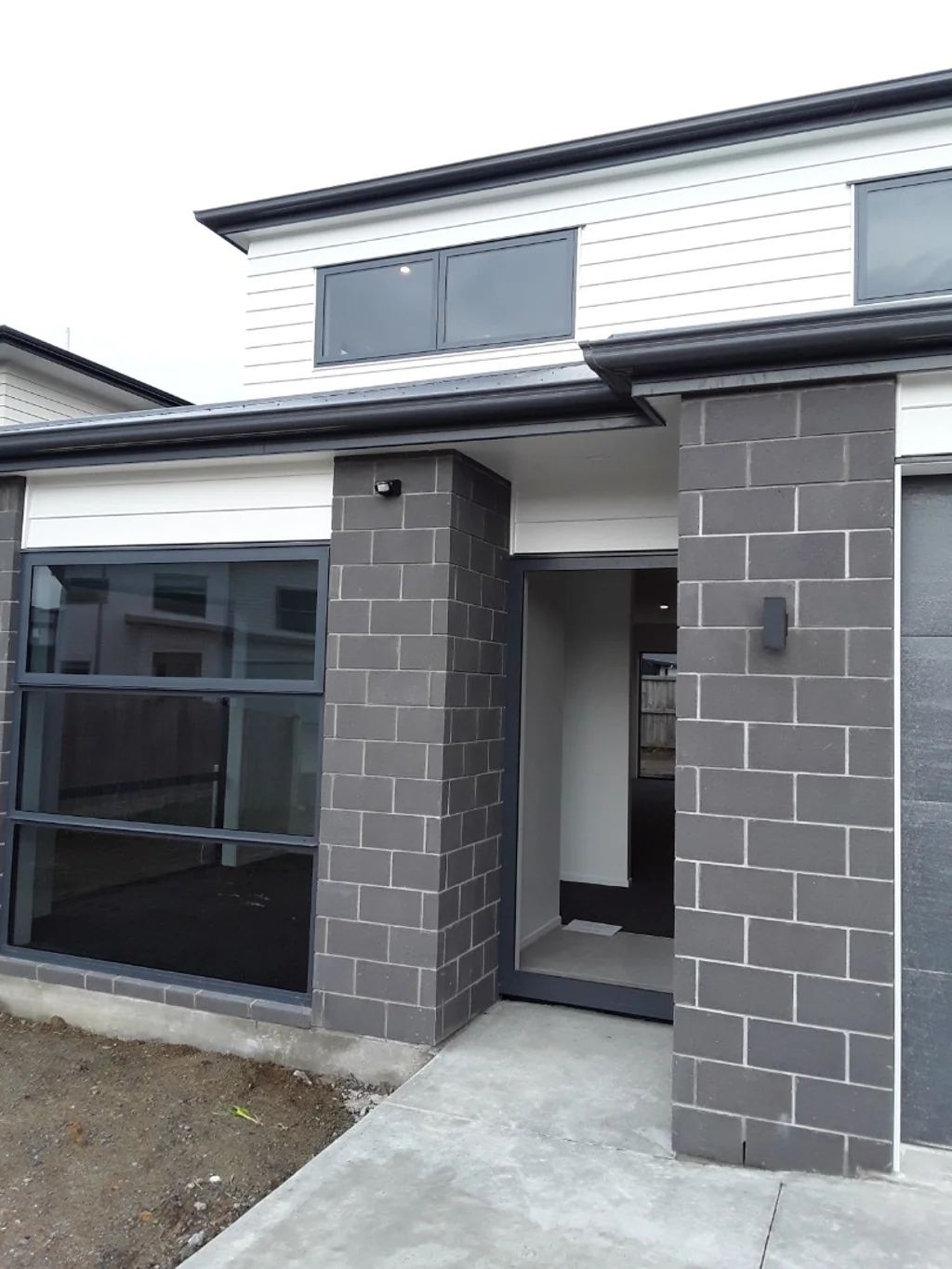 LOVELY HOME ON FEATHERSTONE!
