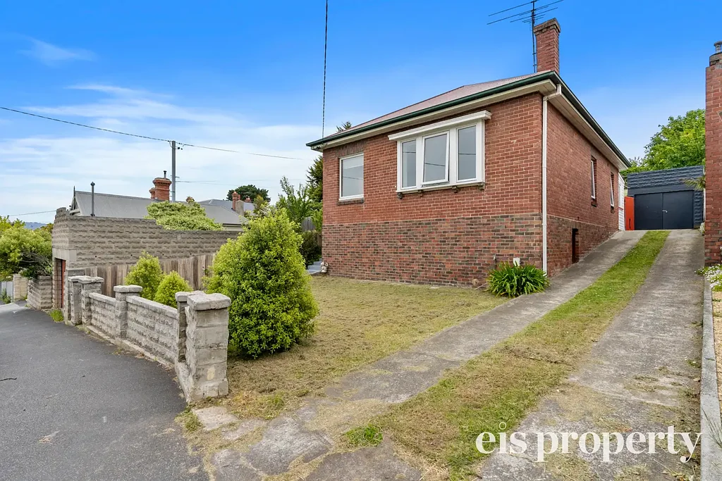 North Hobart 3غرفة نوم Move-In Ready 1930s Home Filled with Light, Warmth and Endless Potential