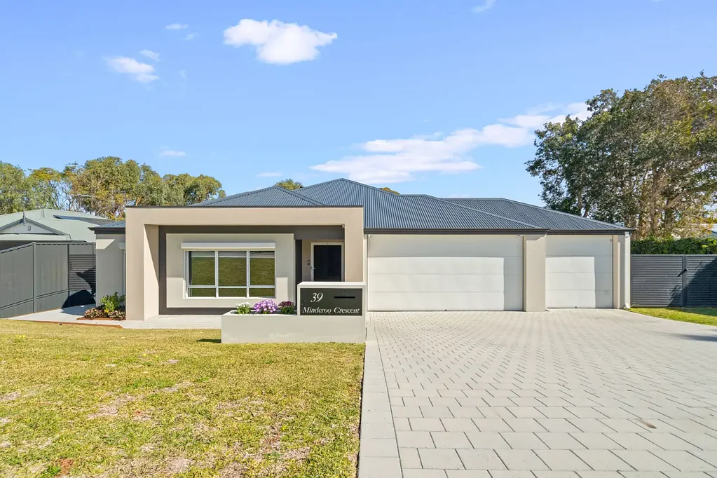 Golden Bay 4房  A rare new build opportunity in old Golden Bay.