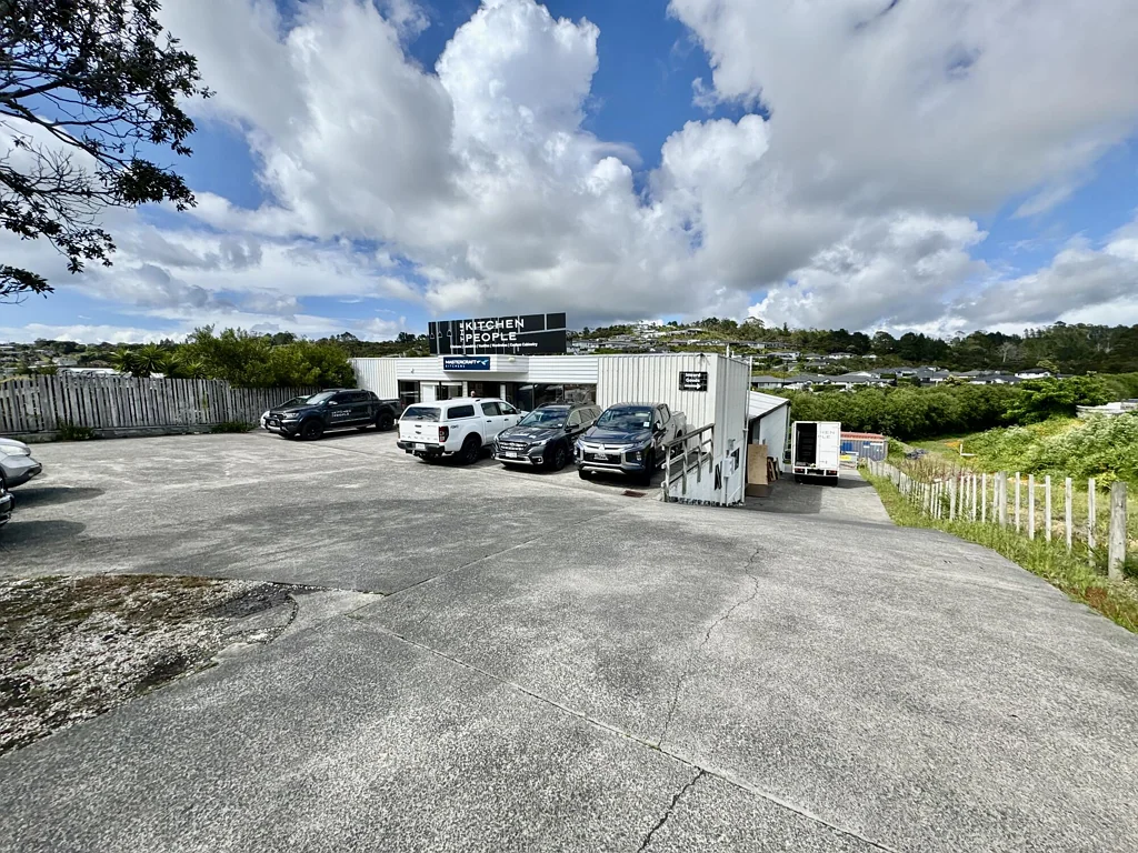Stanmore Bay High-Stud Warehouse with Showroom in Stanmore Bay