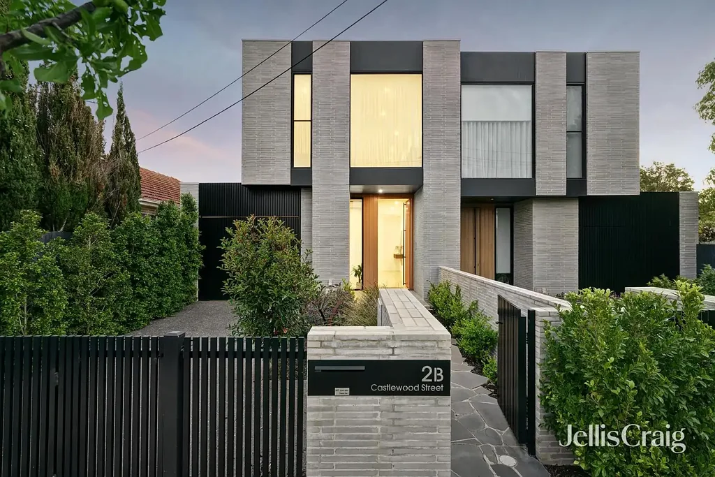 Bentleigh East 4房 精致四卧书房 高级工艺打造 工程橡木地板 缎面Emporite橱柜 宽敞起居用餐 石材豪华厨房 Bosch电器齐全 联通景观露台 三个卧室套房 主卧豪华更衣室 Daikin分区空调 无钥匙进入警报 管道真空吸尘器 理想家庭区域 近GESAC球场 Luxury Living at the Highest Calibre