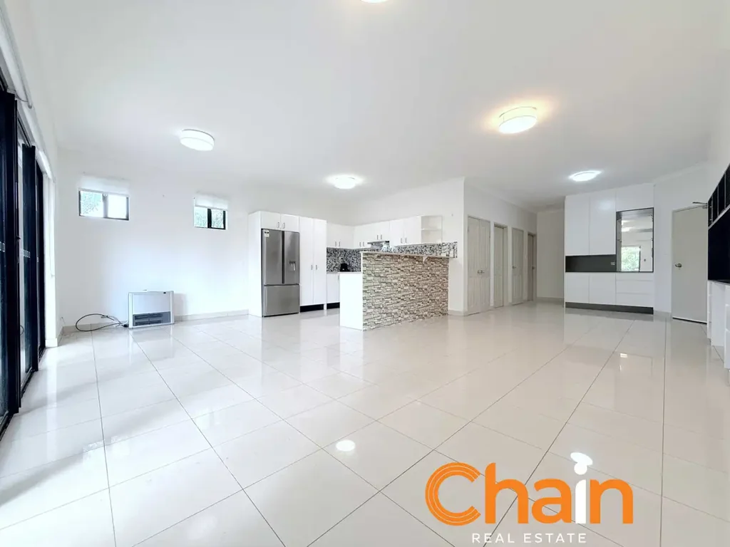 Top Floor Full-Brick Apartment Offering Comfort & Prime Location!