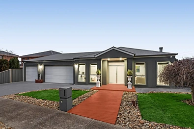 Hillside 4Zimmer GRAND FAMILY LIVING, TRIPLE GARAGING & EXCEPTIONAL 769SQM APPROX.
