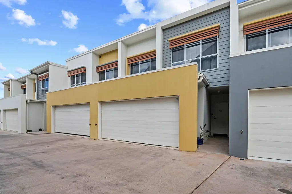 Carrara 3ਬੈੱਡਰੂਮ Modern Three-Bedroom Townhouse in Emerald Lakes
