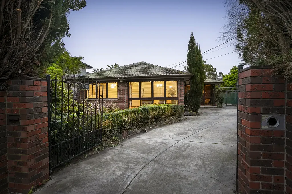 Glenroy 4 Slaapkamer An Expansive Family Home Bordered by Local Parkland