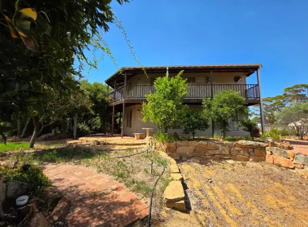 Moora 4 Bedroom 1.02 HA Block + 4Brm 2Bth HOME & POOL