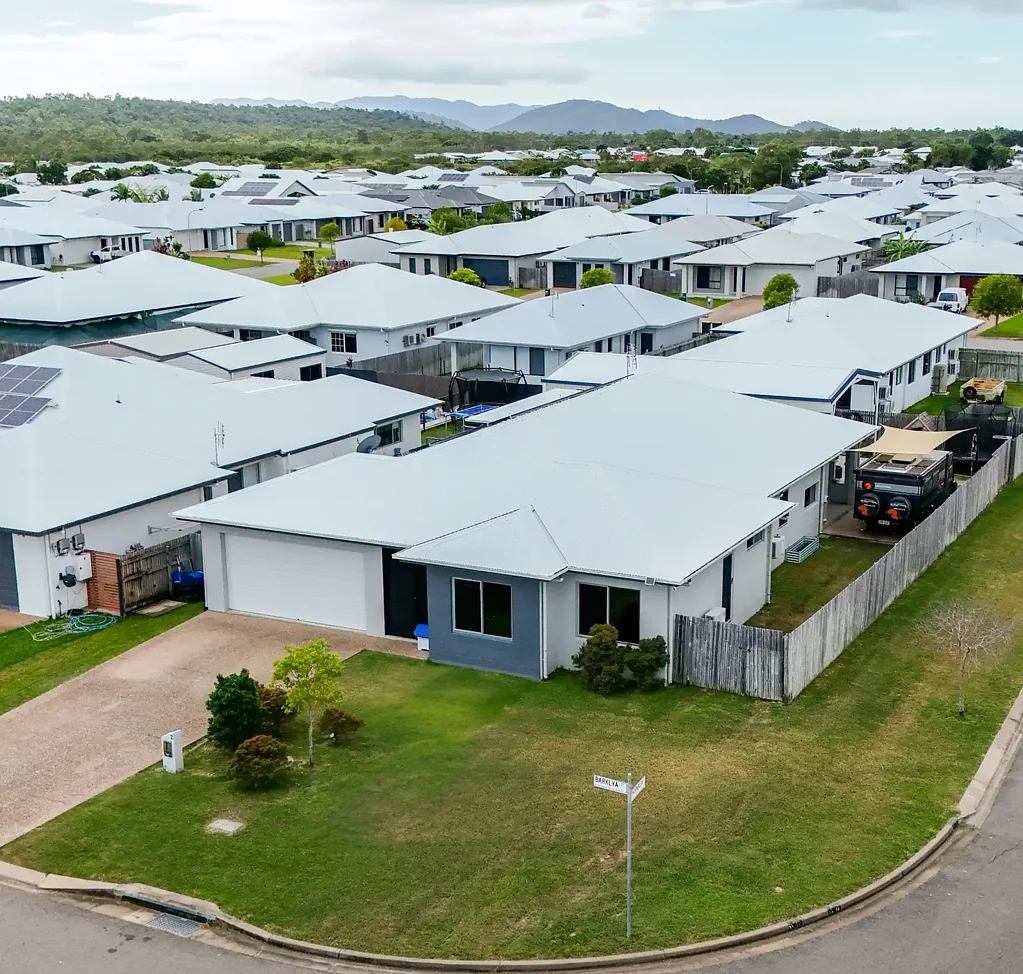 Mount Low 6Phòng ngủ Expansive Family Home with Dual Living, Theatre Room & Massive Shed on Corner Block