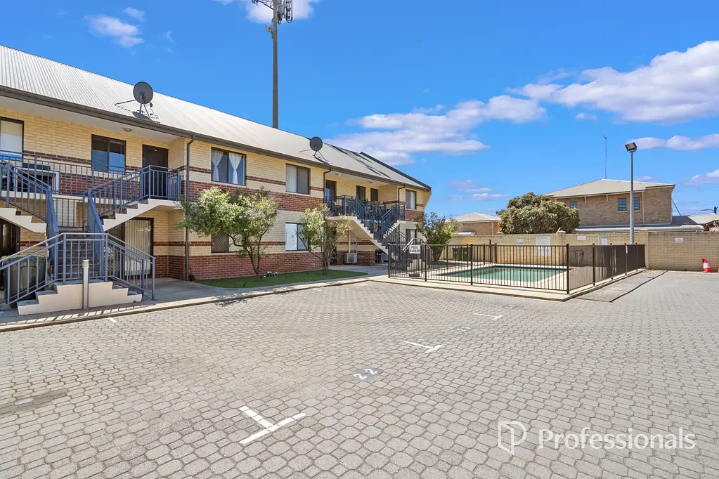 Fantastic Sunlit Apartment in Prime Midland Location!