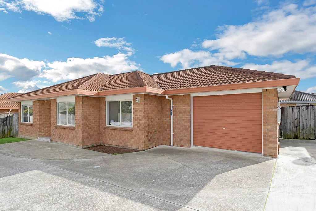 Clendon Park 3Kwarto Easy-Care Brick & Tile Living!