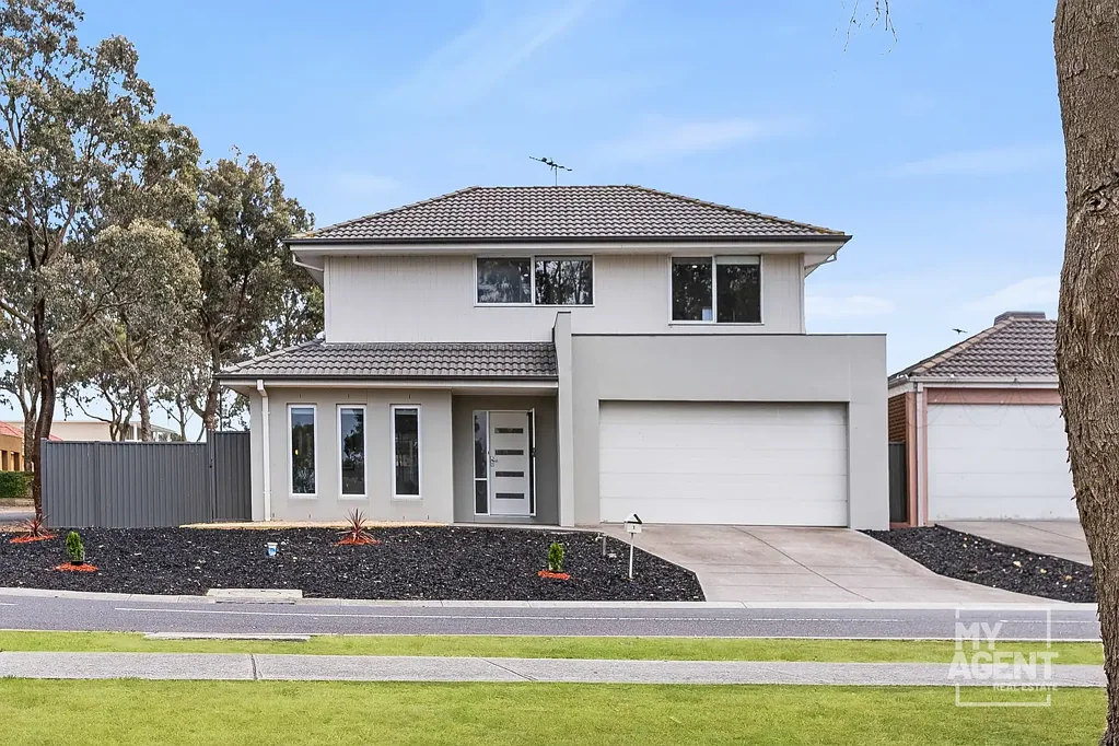 Craigieburn 3 Slaapkamer **CAMPAIGN CHANGE TO SALE BY FIXED DATE closing Thursday 13th November 3:30pm*** 3 bedroom home on a large corner block with park views!