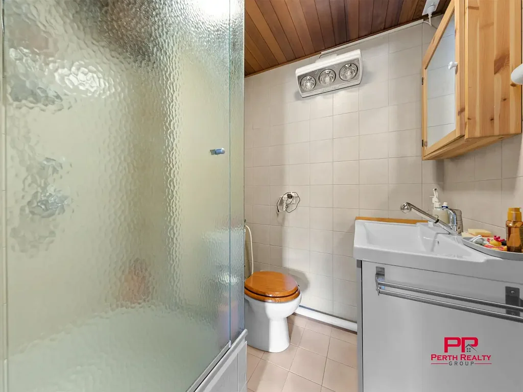 Maylands 1ห้องนอน Elevated Sixth Floor Apartment with Leafy District Views and Outstanding Potential