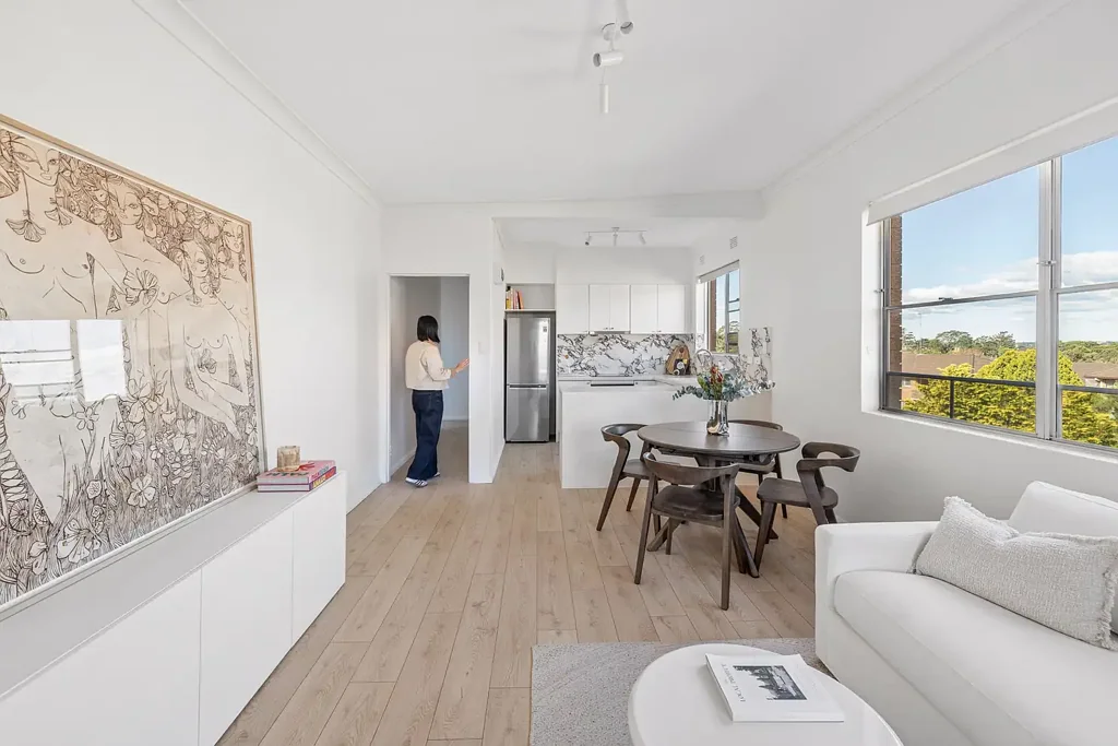 Gladesville 2Zimmer Renovated top-floor apartment with long views, large garage