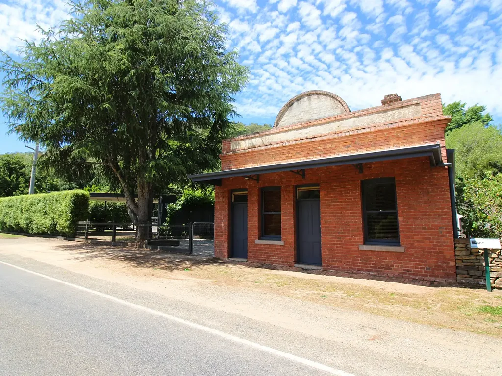 Jamieson 3Kwarto The Diggers Exchange Hotel c1870 is now a modern home and studio